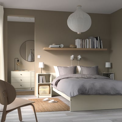 Moderno dormitorio gris con cama GURSKEN, decoración minimalista.