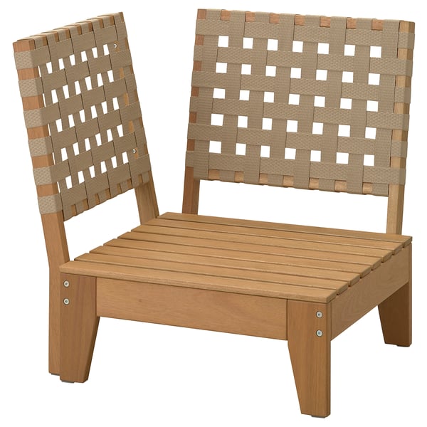 Una silla de exterior marrón, HATTHOLMEN, hecha de madera de eucalipto con respaldo tejido.