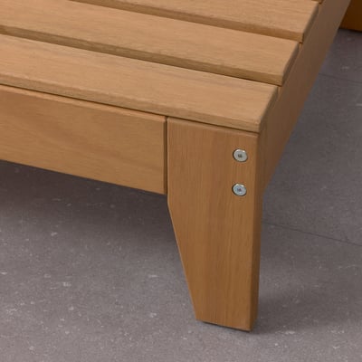 Primer plano de muebles de exterior de madera que muestran una construcción robusta con tornillos visibles, acabado liso y patrón de vetas de madera natural.