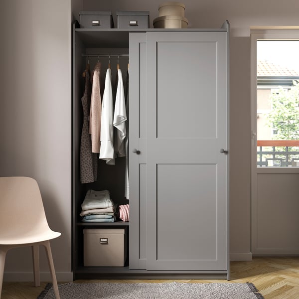 Armario HAUGA gris con puertas correderas, almacenaje de ropa, diseño versátil.