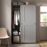 Armario HAUGA gris con puertas correderas, almacenaje de ropa, diseño versátil.