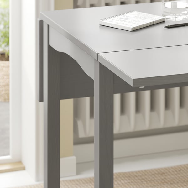 Mesa HAUGA blanca de hoja abatible, tapa y patas de madera, diseño limpio.