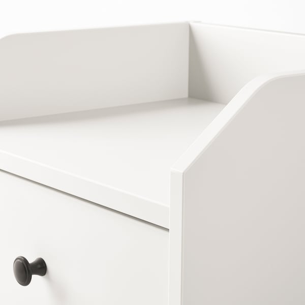 Mueble blanco con acabado liso y tiradores redondeados. Diseño limpio y moderno.