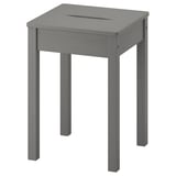 Taburete HAUGA de pino gris, asiento rectangular, asa recortada, apilable.