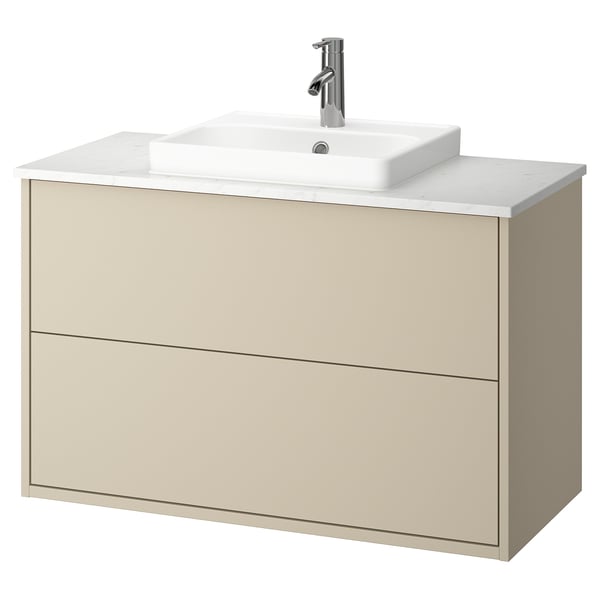 Un mueble de baño HAVBÄCK beige con encimera de mármol blanco y lavabo rectangular. Cuenta con dos cajones con un diseño minimalista.