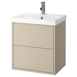 Un mueble de baño HAVBÄCK beige con lavabo de cerámica blanca. Cuenta con dos amplios cajones y un diseño limpio y minimalista.