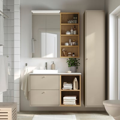 Unidad de baño Havbaeck: cajón, estanterías con toallas, lavabo, artículos de aseo.