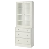 Conjunto HAVSTA blanco: vitrina, cofre de pino con asas metálicas.