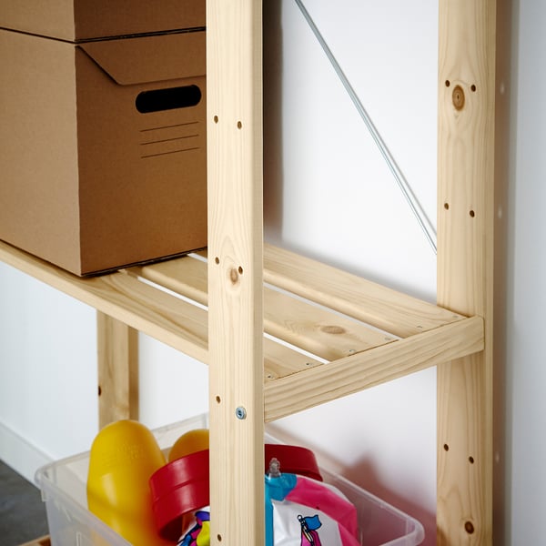 Mueble de almacenamiento de madera con cajas y juguetes. Forma parte del sistema HEJNE para la organización de espacios.