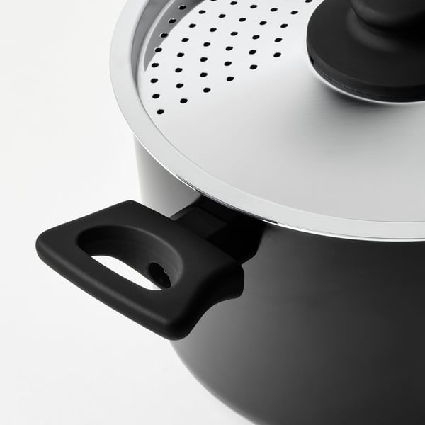 Cacerola moderna con tapa de acero inoxidable perforada y mango negro; Materiales de alta calidad.
