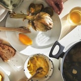 Alcachofa, pan, salsa en la mesa.