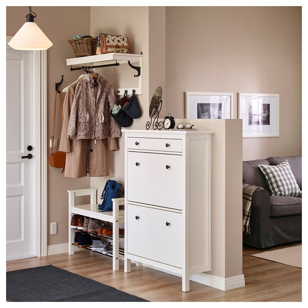 HEMNES Zapatero de 4 compartimentos cerca de la entrada