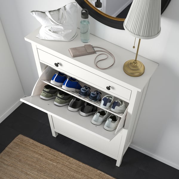 La zapatera blanca HEMNES almacena 14 pares, organice el calzado de manera ordenada.