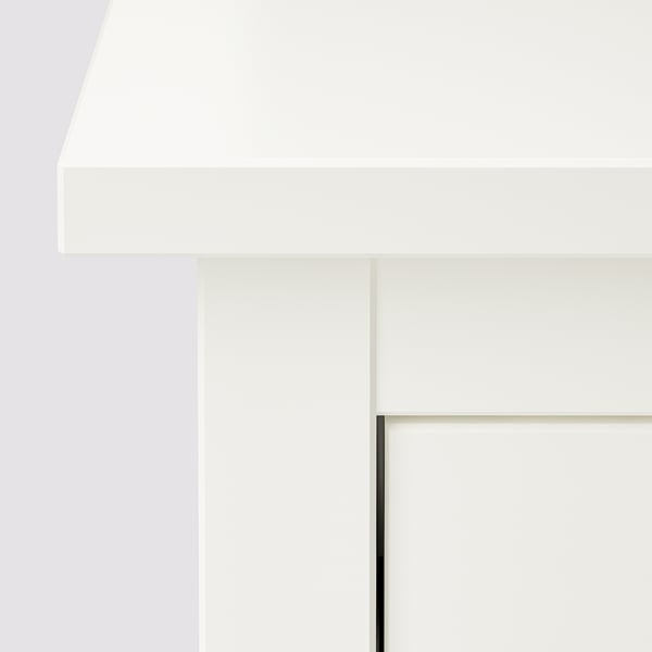 Detalle minimalista de mueble de madera blanca; superficies lisas y lisas; Diseño moderno y limpio.