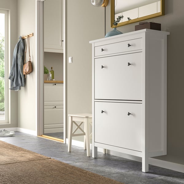 Zapatero HEMNES blanco, alto, en la entrada, junto a los percheros y el taburete.