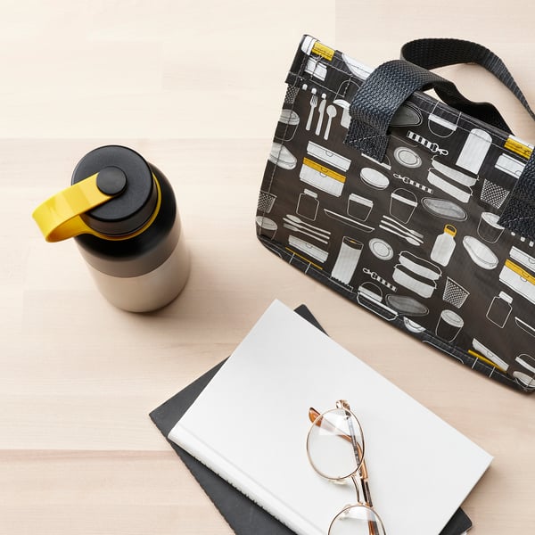 Un elegante frasco con un lazo amarillo, perfecto para bebidas aisladas, cabe en bolsas o soportes para automóviles.