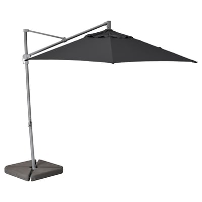 Paraguas voladizo negro HISSÖ con estructura de aluminio, capota de poliéster reciclado y base de hormigón.