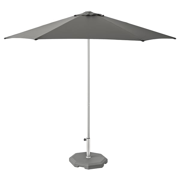 Una sombrilla de terraza HÖGÖN gris con base rectangular, que ofrece protección UV y ventilación de aire.