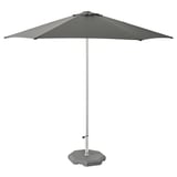Una sombrilla de terraza HÖGÖN gris con base rectangular, que ofrece protección UV y ventilación de aire.