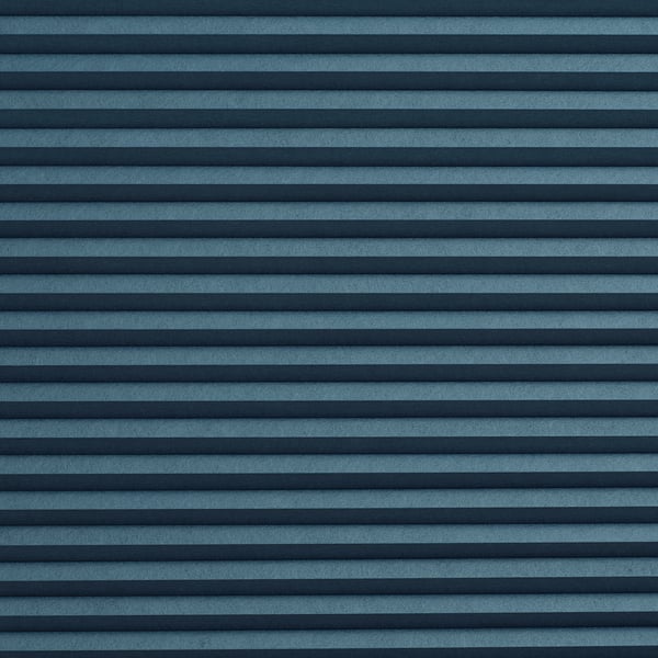 Persiana celular de rayas azules que oscurece la habitación, con patrones horizontales, textura visible, montada en la pared o el techo, creando una cálida privacidad.