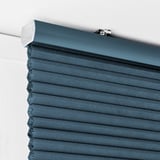 Pantalla de nido de abeja azul en pared blanca, se muestra el seguro del cordón.