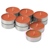 Ocho velas de té naranjas en soportes de plata, cuidadosamente dispuestas.