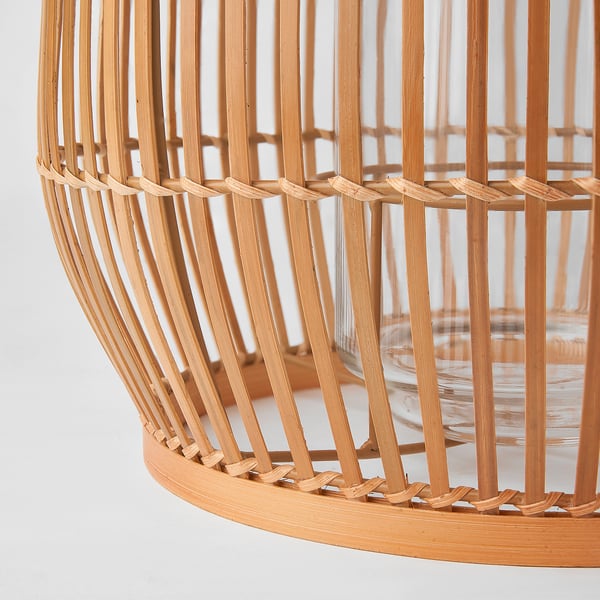 Linterna de bambú tejida a mano, natural y cálido, diseño intrincado, candelabro de vidrio en el interior.