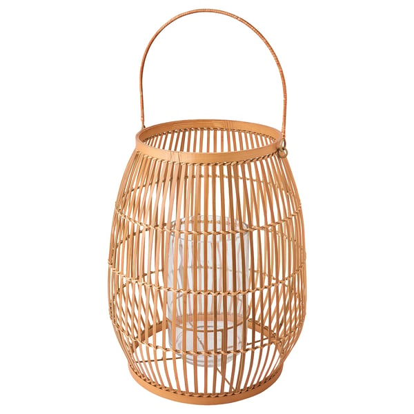 Linterna de bambú HÖVISK, natural. Tejido a mano con un asa, sosteniendo un candelabro de vidrio.