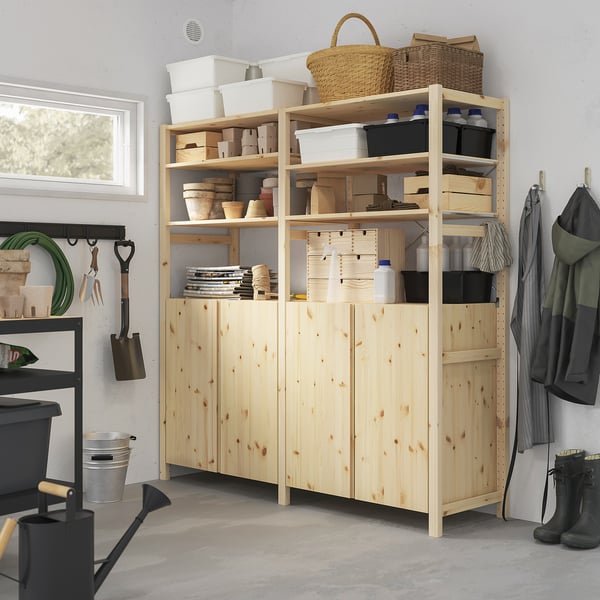 Los estantes de madera IVAR contienen herramientas y suministros de jardinería. Pino alto y claro con varias cestas y contenedores, que encajan perfectamente junto a abrigos y botas.