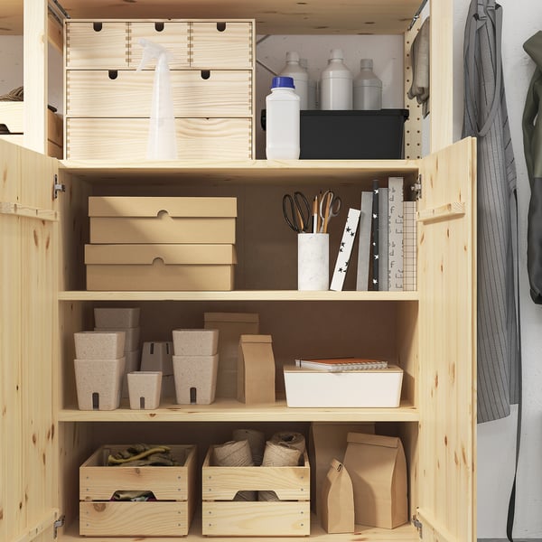 Estantería de madera, IVAR, organice el almacenamiento con cajas, contenedores y suministros en varios estantes.