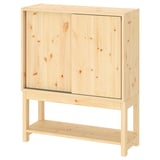 Mueble de madera clara IVAR con puertas correderas y estante inferior.