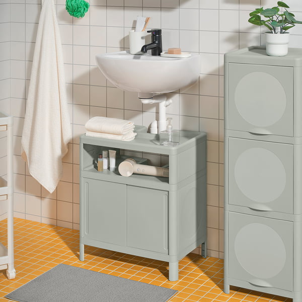 Moderno baño gris con mueble lavabo ivösjøn, lavabo, grifo mezclador y toallas.