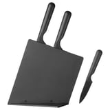 Juego de cuchillos JÄMFÖRA negros con bloque, con tres cuchillos con empuñaduras de goma sujetados en un bloque vertical.