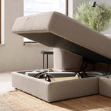 Un elegante sofá modular JÄTTEBO beige con chaise longue. Tiene líneas limpias, comodidad suave y almacenamiento debajo del asiento.
