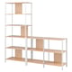 Estantería moderna de madera, marco blanco, múltiples estantes.