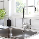 Fregadero de cocina moderno con grifo plegable cromado JUTTERN, acero inoxidable y aireador integrado.