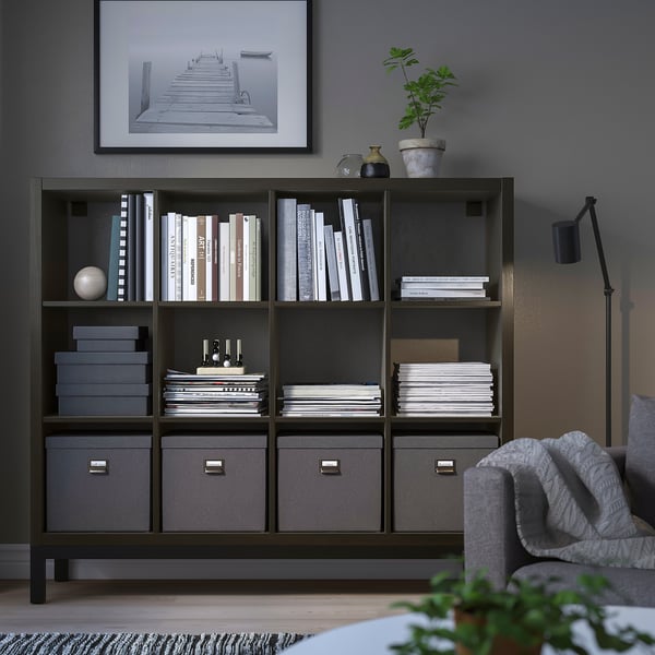 Estantería KALLAX con libros, decoración, silla, lámpara, planta - acogedor espacio habitable