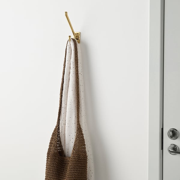 Gancho con bolsa cerca de la puerta