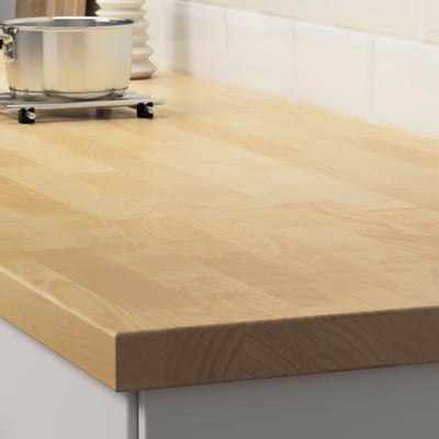 La encimera de cocina de madera KARLBY, pretratada con aceite, muestra una superficie lisa y duradera lista para cortar y cubrir los bordes.