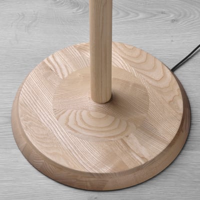 Lámpara de pie KINNAHULT: madera de fresno natural, pantalla blanca, diseño de tallo retorcido.