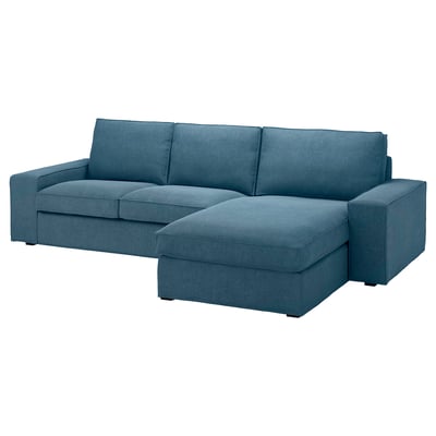 Un sofá KIVIK en color azul con chaise longue, con reposabrazos bajos, muelles ensacados para mayor comodidad y funda extraíble.
