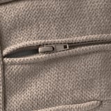 Primer plano de una cremallera de sofá de tela suave y texturizada, que muestra detalles de calidad.