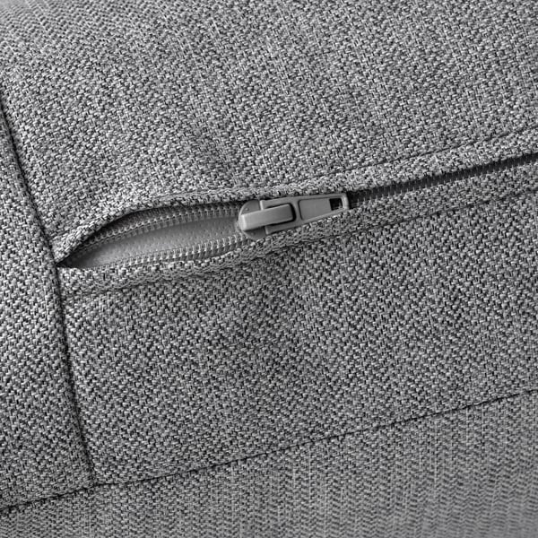 Primer plano de la cremallera del sofá KIVIK gris, que muestra un tejido duradero y texturizado y detalles de calidad.