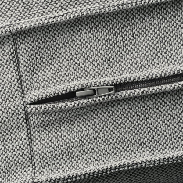 Primer plano de una cremallera en una funda de sofá texturizada tipo tweed, destacando su tejido de alta calidad y su diseño duradero.