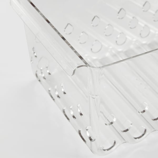 Cesta de almacenamiento de plástico transparente con orificios de ventilación y asas integradas.