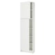 Un mueble de cocina alto KNOXHULT blanco con estantes ajustables y un diseño elegante y moderno.