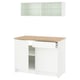 Opción: Moderna configuración de cocina blanca con encimera de roble, gabinete de vidrio y cajones de almacenamiento.