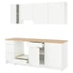 Un juego de cocina KNOXHULT blanco con encimera de madera, que incluye armarios y cajones para el almacenamiento.