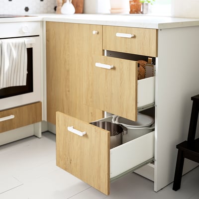 Mueble de cocina KNOXHULT blanco y roble con tres cajones y encimera de mármol.