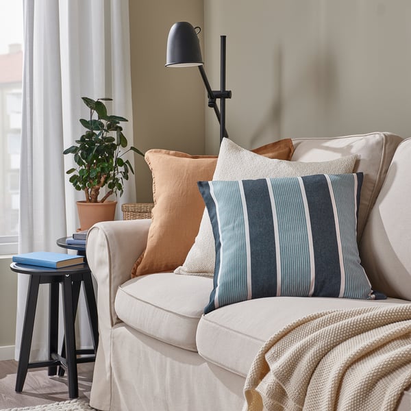 Funda de cojín a rayas azules y blancas KORALLBUSKE - algodón y yute reciclados hechos a mano